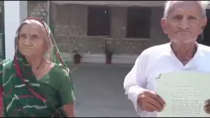 चित्तौड़गढ़: रावतभाटा क्षेत्र के बुजुर्ग दंपति ने पुलिस अधीक्षक कार्यालय पर पहुंचकर जमीन हड़पने का आरोप लगाते हुए दिया ज्ञापन