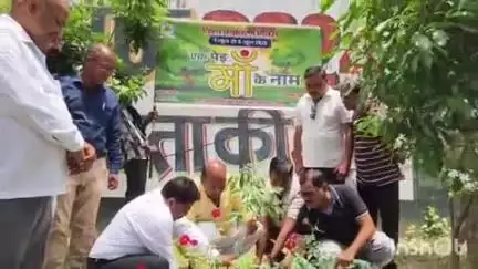 गोला गोकरणनाथ: नगर पालिका परिसर में अन्तर्राष्ट्रीय पर्यावरण दिवस के अवसर पर पालिकाध्यक्ष ने किया वृक्षारोपण