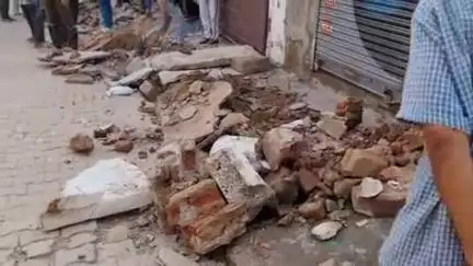 महेंद्रगढ़: महेन्द्रगढ़ नगरपालिका ने अतिक्रमण हटाओ अभियान में रास्ते के पक्के निर्माण मालिकों को दिया एक सप्ताह का नोटिस
