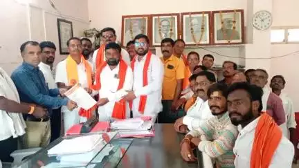 औंढा नागनाथ: शिवसेना ठाकरे गटाच्या वतीने 'क्या हुआ तेरा वादा' म्हणत मुख्यमंत्री यांना तहसील कार्यालयामार्फत निवेदन
