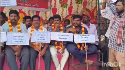 ఆదోని: ఆదోని భీమాస్ కూడలిలో మున్సిపల్ కాంట్రాక్టు ఉద్యోగుల రిలే నిరాహార దీక్ష
