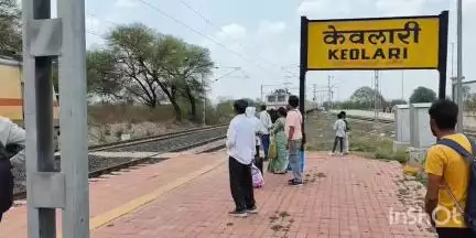 केवलारी: रेलवे स्टेशन केवलारी में प्लेट फार्म के विस्तारीकरण को लेकर रेल प्रशासन से यात्रियों ने की मांग  #jansamasya
