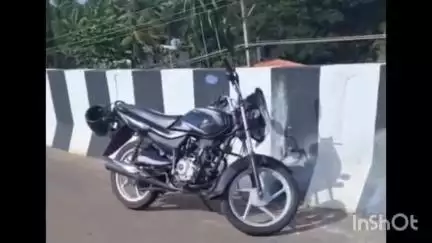 തിരൂര്‍: ദേശീയപാത ആറുവരിപ്പാതയിൽ രണ്ടത്താണിയിൽ ബൈക്കിലിടിച്ച് മിനി പിക്കപ്പ് വാൻ മറിഞ്ഞു