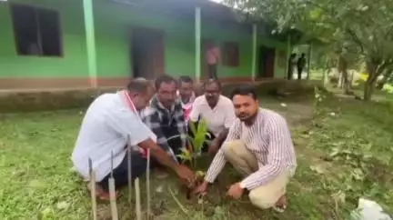 লংকা: জিলা গ্ৰাম্য ঔষধ ব্যৱসায়ী সংস্থাৰ উদ্যোগত জোৰাপুখুৰীত বিশ্ব পৰিৱেশ দিৱস উপলক্ষে বৃক্ষ ৰোপণ আৰু সজাগতা সভা অনুষ্ঠিত