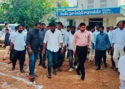 ధర్మవరం పట్టణంలోని ఎంపీడీవో కార్యాలయంలో మొక్కలు నాటి ఫీల్డ్ అసిస్టెంట్లతో సమావేశమైన పరిటాల శ్రీరామ్.