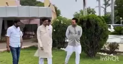 लातूर: माजी मंत्री दिलीपराव देशमुख यांच्या हस्ते आ.अमित देशमुख यांच्या प्रमुख उपस्थितीत मांजरा साखर कारखान्याचे मिल रोलचे पूजन