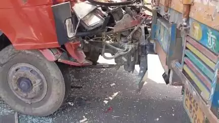 पानीपत: NH-44 पर तेज रफ्तार कैंटर ने ट्रक को मारी टक्कर, मौके पर पहुंची NHAI की टीम