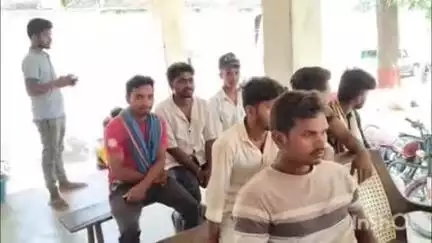 सोनभद्र बंशी सुर्यपुर: पुलिस अधीक्षक के निर्देश पर वंशी थाना परिसर में शांति समिति की बैठक का आयोजन किया गया