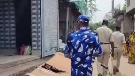শহিদ মাতঙ্গিনী: শহীদ মাতঙ্গিনী ব্লক রামতারক হাটে  নাসা খালের উপর সেতু তৈরি করাকে নিয়ে জাতীয় সড়ক অবরোধ  ঘটনাস্থলে তমলুক থানার পুলিশ