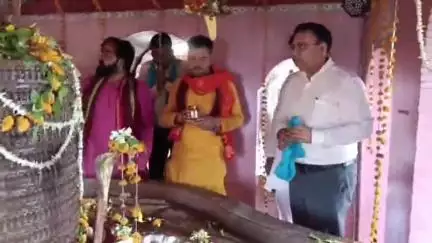 तालबेहट: हजारिया मंदिर पर विश्व की पहली जल कथा के आयोजन में पहुंचे डीएम, विधि विधान से पूजा अर्चना कर किए दर्शन और दिए निर्देश