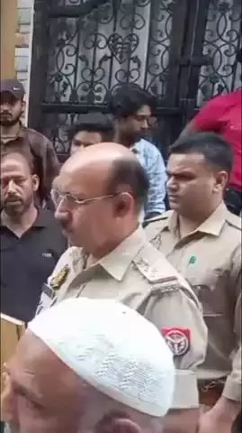 मेरठ: लिसाडी गेट के सदीक नगर में कपड़ा खरीदने के विवाद में बदमाशों ने युवक को मारी गोली, मची भगदड़, युवक की हालत नाजुक