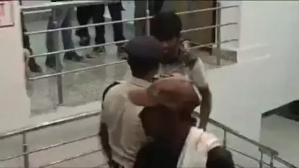 सिवनी: सिवनी रेलवे स्टेशन पर पति-पत्नी का हाईवोल्टेज ड्रामा, वीडियो हुआ वायरल