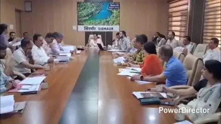 नाहन: उपायुक्त ने सुशासन में जिला सिरमौर के प्रदर्शन की समीक्षा के लिए बैठक की अध्यक्षता की