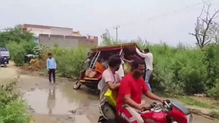 सवायजपुर: पाली-सांडी खेड़ा मार्ग हुआ बदहाल, गड्ढे में पलटा ई रिक्शा, डेढ़ किलोमीटर में 200 गड्ढे #jansamasya