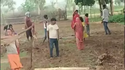 जमुआ: जमुआ थाना क्षेत्र के कुरहोबिन्दो बड़कीटांड़ निवासी सोमरी देवी ने मारपीट का आवेदन जमुआ थाना में दिया