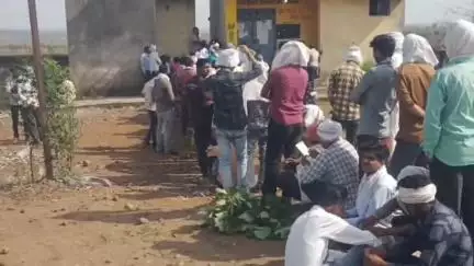 सागर: सागर जिले में डीएपी खाद के लिए जद्दोजहद, अन्नदाता घंटों लाइनों में लगने को मजबूर
