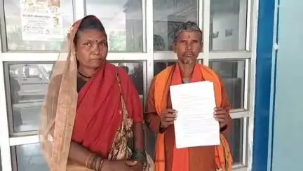 डिंडौरी: नेवसा गांव के वृद्ध को पटवारी और ग्रामीण मिलकर कर रहे परेशान, वृद्ध ने कलेक्ट्रेट में लगाई गुहार