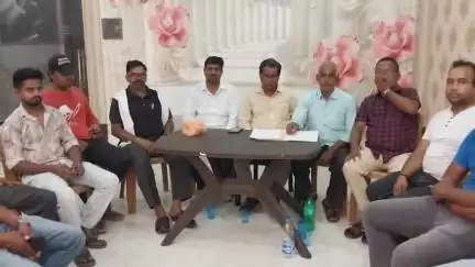 मधुपुर: पचमंदिर रोड स्थित होटल में राष्ट्रीय जनता दल की बैठक, प्रखंड व नगर अध्यक्ष चुने गए