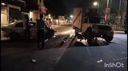 बरेली: कोतवाली थाना क्षेत्र के दामोदर पार्क के पास तेज रफ्तार पिकअप और कार में हुई जोरदार टक्कर