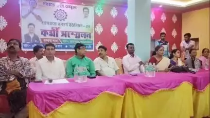 আউশগ্রাম ১: রেলওয়ে হকার্স ইউনিয়নের কর্মী সম্মেলন অনুষ্ঠিত হল গুসকরায়‌, অনুষ্ঠানে উপস্থিত ছিলেন এলাকার বিধায়ক ও পুরপ্রধান