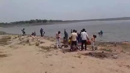 माधौगढ़: पचनदा धाम पर श्रद्धालुओं ने दशहरा के मौके पर स्नान किया, पुलिस बल और एसडीएम रहे मौजूद