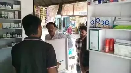 बबेरू: बबेरू सीएचसी के बाहर खुले मेडिकल स्टोर का औषधि निरीक्षक ने किया निरीक्षण, कमियां मिलने पर मेडिकल स्टोर को बंद कराया