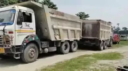 আলিপুরদুয়ার ২: তুরতুরি এলাকায় দুটি ডাম্পার আটক করে থানায় নিয়ে আসছেন গ্রামবাসীরা