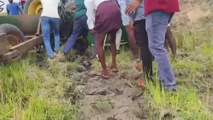 కోరుట్ల: రాఘవపేట గ్రామంలో వ్యవసాయ పనులు ముగించుకుని వస్తుండగా ట్రాక్టర్ బోల్తా పడి యువ రైతు మృతి