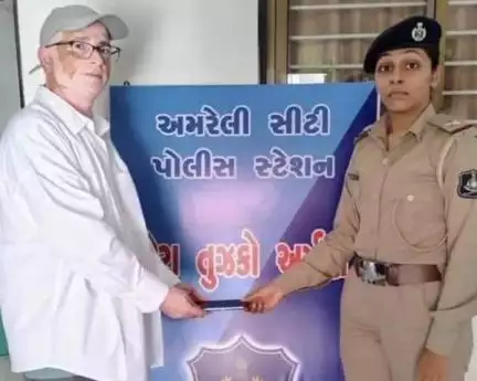 તેરા તુજકો અર્પણ અંતર્ગત ગુમ થયેલા મોબાઇલને અમરેલી સીટી પોલીસ સ્ટેશન વિસ્તાર ખાતેથી શોઘી લેતી પોલીસ