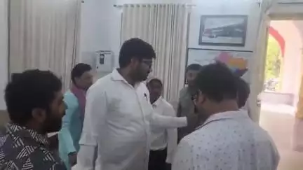 झांसी: कुर्सी खिसकाने को लेकर भड़के सपा के पूर्व जिलाध्यक्ष ने झांसी सर्किट हाउस में बैठक छोड़ी, वीडियो आया सामने