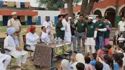 नूह: बघोला गांव में पर्यावरण दिवस पर फिरोजपुर झिरका एसडीएम ने पौधा लगाकर पर्यावरण बचाने का संदेश दिया