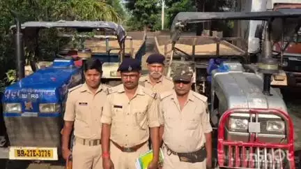 नरहट: नरहट प्रखंड के बदलपुर नदी घाट से पुलिस ने दो बालू लदे ट्रैक्टर किए बरामद, FIR दर्ज