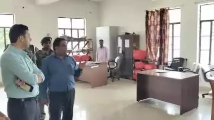 डुमरा: सीतामढ़ी: डीएम ने किया नियोजनालय एवं श्रम संसाधन विभाग का निरीक्षण, विशेष पत्रिका रखने के निर्देश