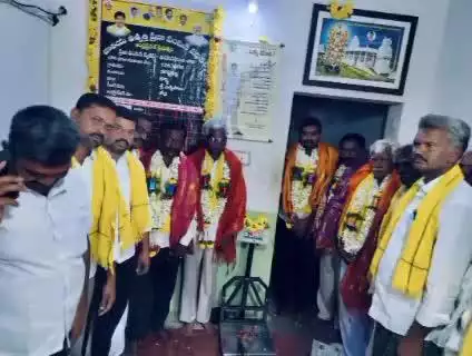 రోళ్ల మండల పరిధిలోని కొత్తపాల్యం గ్రామంలో కొత్త రేషన్ షాపును టీడీపీ నాయకులు ప్రారంభించారు.