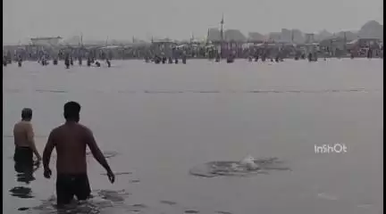 बरेली: सुभाष नगर थाना क्षेत्र के रामगंगा घाट पर दशहरा गंगा के दिन हजारों श्रद्धालुओं ने लगाई आस्था की डुबकी