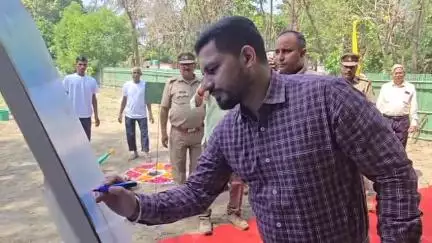 नवाबगंज: डीएम आवास परिसर में त्रिवेणी वृक्षारोपण, ग्लोबली इंडिंग प्लास्टिक पॉपुलेशन पर आधारित रहा कार्यक्रम