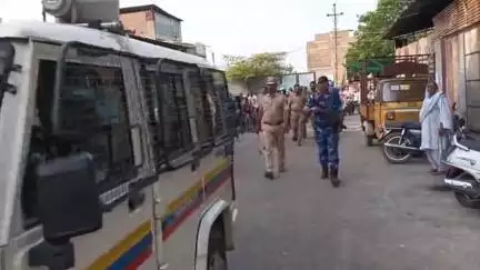 धुळे: सण-उत्सवांच्या पार्श्वभूमीवर चाळीसगावरोड परिसरातून  'रॅपिड ॲक्शन फोर्स'चा रूट मार्च