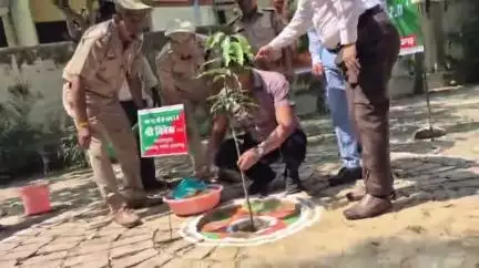 आज़मगढ़: कमिश्नर, डीआईजी, डीएम और एसपी ने मां के नाम एक पेड़ लगाया, सभी से वृक्ष लगाने की अपील की
