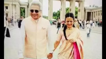 কৃষ্ণনগর ১: কৃষ্ণনগর লোকসভা কেন্দ্রের সাংসদ জার্মানিতে গিয়ে বিয়ে করলেন পিনাকী মিশ্রকে, সোশ্যাল মিডিয়ায় ভাইরাল সেই ছবি