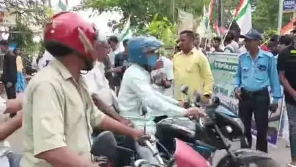 বহরমপুর: গাছ হোক উপহার,বার্তা বহরমপুর পৌরসভার বর্তমান পৌরপপিতা নাড়ুগোপাল মুখার্জির