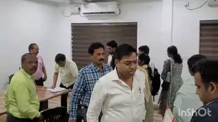 बिलासपुर: रोते बिलखते शिक्षिका और उसके पति कलेक्टर कार्यालय पहुंचे, अधिकारियों ने फटकार लगाकर किया भगा दिया, की गई शिकायत