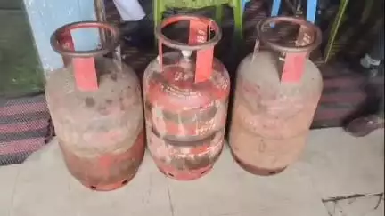 মাটিগাড়া: ভক্তিনগর থানা এলাকায় হোটেলে কমার্শিয়াল সিলিন্ডারের বদলে ব্যবহার হচ্ছিল ডোমেস্টিক সিলিন্ডার,বাজেয়াপ্ত করা হয় ৩ টি গ্যাস