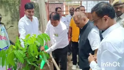 जमुई: अंतर्राष्ट्रीय पर्यावरण दिवस पर व्यवहार न्यायालय परिसर में जिला जज व अन्य न्यायिक पदाधिकारियों ने किया पौधारोपण