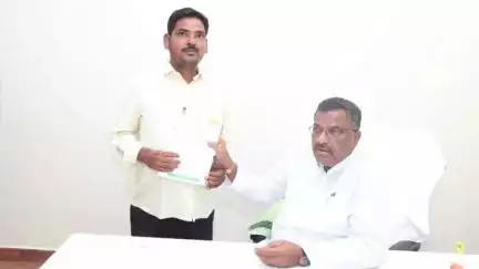 డోన్ లో బాధితులకు CMFR  లను పంపిణీచేసిన MLA కోట్ల జయసూర్య ప్రకాష్ రెడ్డి