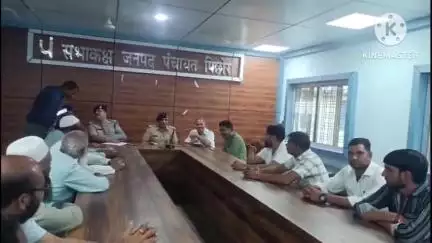 पिछोर: पिछोर नगर: जनपद पंचायत के सभागार में एसडीओपी ने आगामी त्योहारों को लेकर शांति समिति की बैठक ली