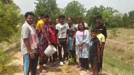 चारामा: पर्यावरण दिवस के अवसर पर सर्व आदिवासी समाज के युवा प्रभार के ब्लॉक अध्यक्ष सहित ग्रामीणों ने किया वृक्षारोपण।