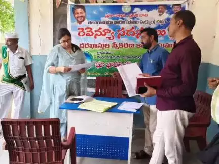 నిర్మల్: మామడ మండలం ఆరేపల్లి గ్రామంలో నిర్వహించిన భూభారతి రెవెన్యూ సదస్సులో పాల్గొన్న కలెక్టర్ అభిలాష అభినవ్