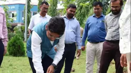 दुमका: विश्व पर्यावरण दिवस पर दुमका डीसी अभिजीत सिन्हा ने समाहरणालय परिसर में किया पौधारोपण, पर्यावरण संरक्षण का दिया संदेश