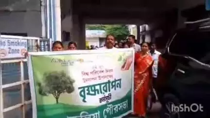 পুরুলিয়া ২: বিশ্ব পরিবেশ দিবসে প্লাস্টিক ব্যবহার না করা ও প্রতি মাসে একটি করে গাছ লাগানোর শপথ পৌরসভায়
