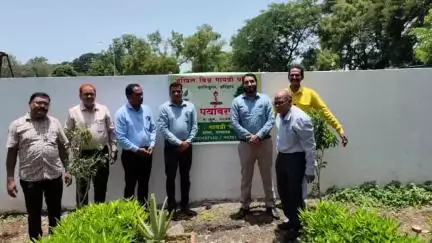 વલસાડ: રેલવે સ્ટેશન પર નાયબ શિક્ષણ અધિકારી અને એરિયા મેનેજરની ઉપસ્થિતિમાં વિશ્વ પર્યાવરણ દિવસની ઉજવણી કરાઈ